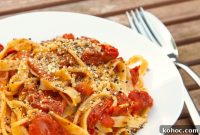 Spaghetti in Cherry Tomato Sauce with Garlic and Basil