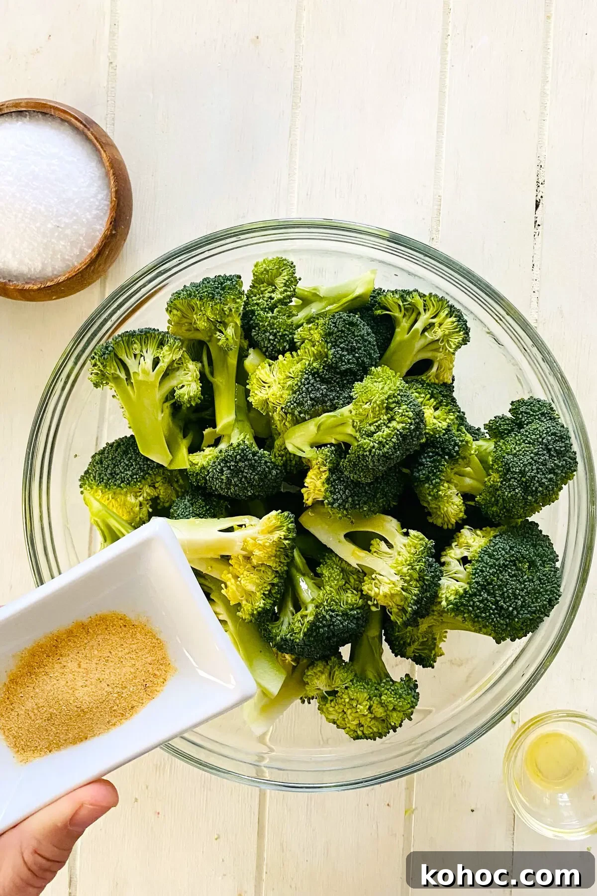 Crispy Garlic Broiled Broccoli Recipe — Quick Crispy Broccoli 6 adding garlic powder to raw broccoli.