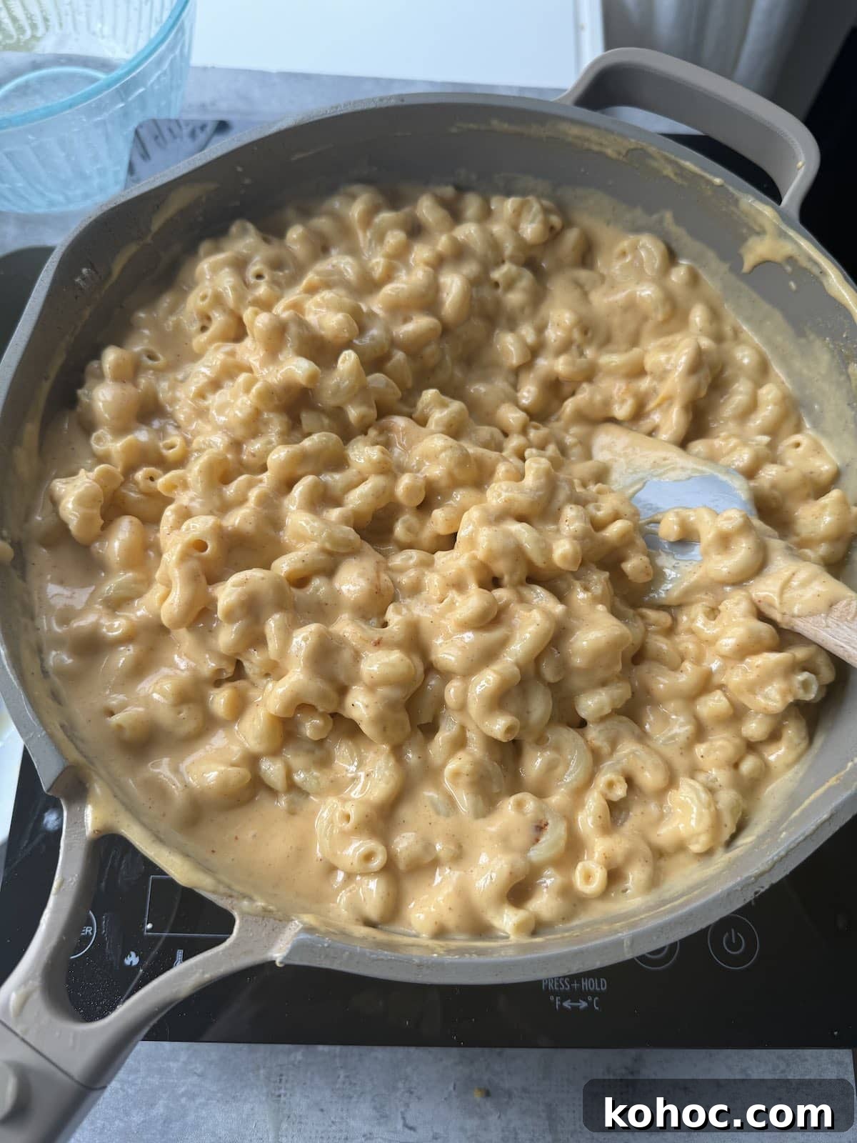 Ultimate Extra-Cheesy Mac and Cheese Recipe for Comfort Meals 9 Combine the noodles and sauce.